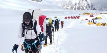 Альпіністи розчистили шлях до вершини Евересту після обвалу льоду