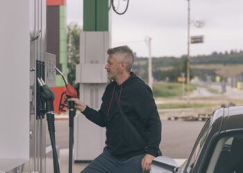 Високі ціни на пальне. Скільки мережі АЗС заробляють на кожному літрі?