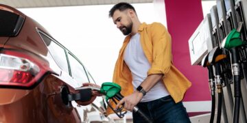 Ціни на АЗС пішли вниз: скільки коштує літр бензину та дизелю 8 травня