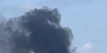 У Таганрозі після ракетної атаки горить авіазавод