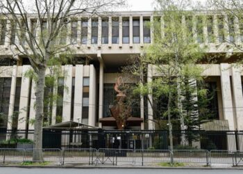 Посольству Росії у Парижі заблокували карти на бензин