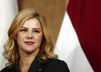 Прем’єрка Латвії йде у відставку