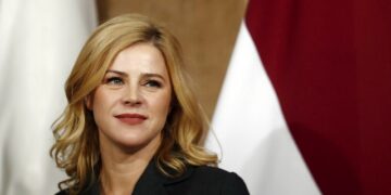 Прем’єрка Латвії йде у відставку