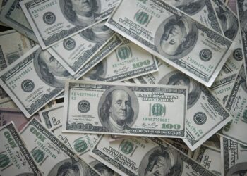Чи законно міняти “старі” долари за нижчим курсом: чітка відповідь Нацбанку
