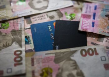 Кредитна картка чи готівковий кредит: експерт пояснив, що вигідніше для щоденних витрат
