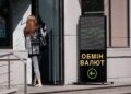 Долар штурмує 44 гривні, а євро стрімко падає: “свіжий” курс валют на 5 травня