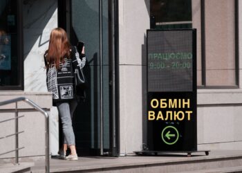 Долар штурмує 44 гривні, а євро стрімко падає: “свіжий” курс валют на 5 травня