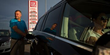 Дефіцит бензину в Севастополі: окупанти ввели ліміти на продаж