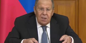 лавров стверджує, що росія готова відновити переговори з Україною з точки зупинки