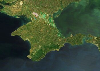 У Криму повідомили про вибухи та атаку дронів, рух Кримським мостом перекрили
