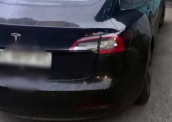 У Києві після конфлікту на дорозі нетверезий чоловік викрав Tesla із заправки