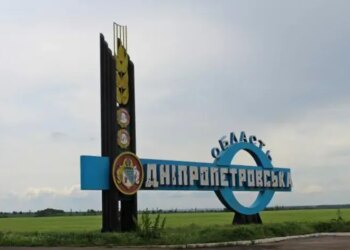 Окупанти вдарили по Дніпру та району: є поранені, спалахнули склади однієї з торговельних мереж