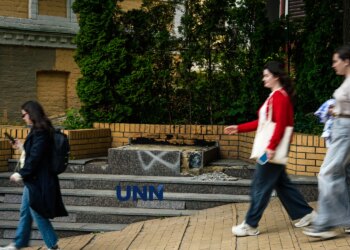 На столичному Андріївському узвозі демонтували пам’ятник Булгакову