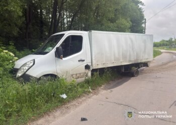 росіяни вдарили дроном по автівці, яка розвозила хліб на прикордонні Чернігівщини