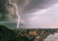 На Київ насувається гроза, синоптики оголосили попередження