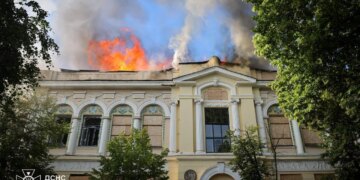 Атака дронів на Харків: кількість постраждалих зросла до 6, пожежу в художньому музеї локалізували