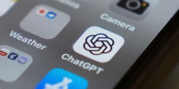 Частка ChatGPT на ринку ШІ-асистентів вперше впала нижче 50 відсотків