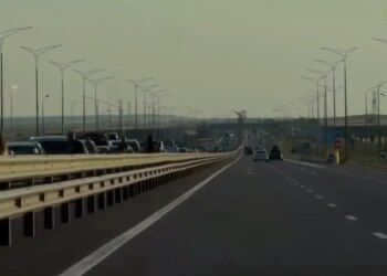На виїзді з Криму утворився 15-кілометровий затор, вночі рух Кримським мостом перекрили – ASTRA