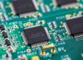 Apple і Microsoft підвищують ціни через дефіцит чипів – криза може тривати до 2028 року – Bloomberg