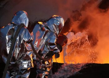 Ворог атакував об'єкт інфраструктури у Кропивницькому – рятувальники гасили пожежу пів ночі