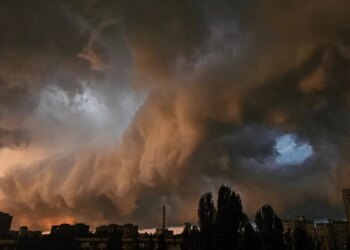 Повалені дерева, затоплені вулиці, відключення світла – наслідки негоди у Києві
