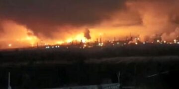Афипский НПЗ снова атаковали дроны: на Кубани вспыхнул сильный пожар