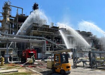 Нефтепереработка в РФ упала до минимума за 16 лет после рекордных ударов – Bloomberg