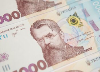 Зарплати зростуть, але і курс долара теж: два плани Кабміну на бюджет до 2029 року