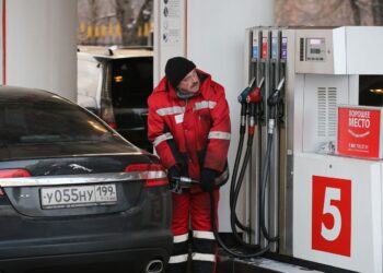 Кремль дозволив випускати “брудне” пальне через атаки ЗСУ