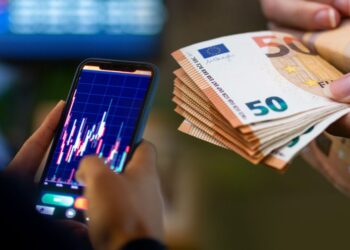 Долар утримує високі позиції: актуальні курси банків та обмінників 4 червня