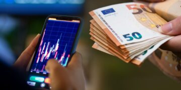 Долар утримує високі позиції: актуальні курси банків та обмінників 4 червня