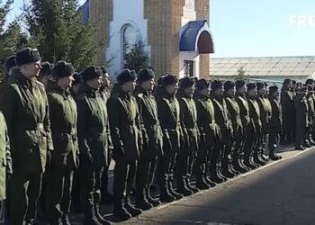 Вёрстка: поток контрактников в РФ упал на треть, в Кремле обсуждают мобилизацию