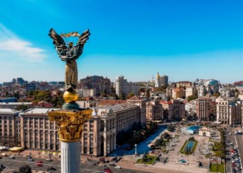 Київ атакували дрони з кількох напрямків, є падіння уламків у двох районах