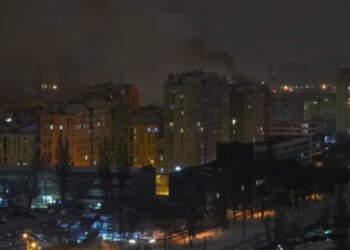 Після ракетної атаки на Київ у багатоповерхівці заблоковані люди – КМДА