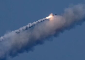 У Києві пролунала серія вибухів під час атаки балістичними ракетами, працює ППО