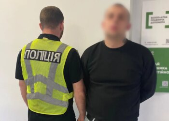Погрожував пістолетом та побив чоловіка – у Києві після ДТП затримали водія мікроавтобуса