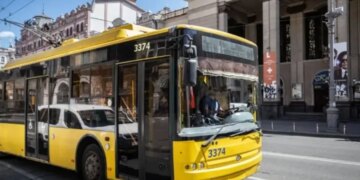 У Києві відновлено рух громадського транспорту та роботу станції метро "Лук'янівська"