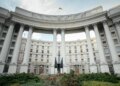 Восьмиметрового сталевого "Фенікса" встановили перед МЗС у Києві, фото
