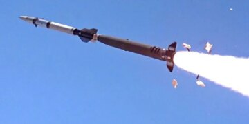 Щонайменше 5 ракет атакували Київ, у кількох районах спалахнули пожежі, атака триває