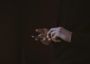 У Facebook та Instagram попри заборону знайшли рекламу з Китаю ШІ-застосунків, що "оголює" людей – ЗМІ