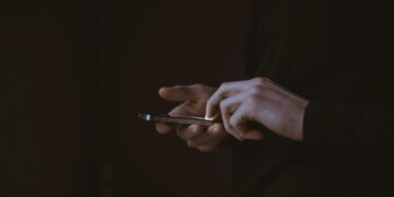 У Facebook та Instagram попри заборону знайшли рекламу з Китаю ШІ-застосунків, що "оголює" людей – ЗМІ