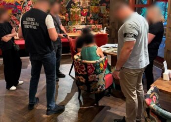 Вимагала 11 000 доларів за оформлення відстрочки – на Одещині затримали працівницю ТЦК