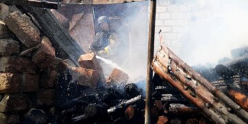 росіяни обстріляли житловий сектор Миколаєва, постраждала жінка