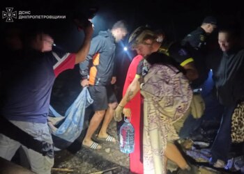 На Дніпропетровщині, де загинула ціла родина після атаки рф, врятовано двох дітей з-під завалів