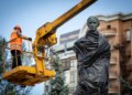 У Києві демонтують захисні конструкції з пам’ятника Лесі Українці