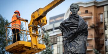 У Києві демонтують захисні конструкції з пам’ятника Лесі Українці