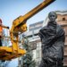 У Києві демонтують захисні конструкції з пам’ятника Лесі Українці
