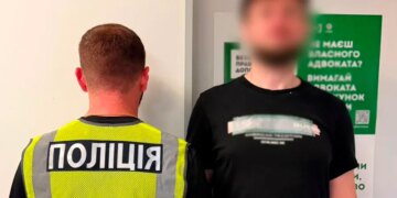 Вдарив ножем сусіда по готелю через помилку доньки – у Києві затримали чоловіка