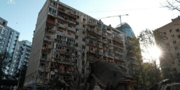 Россия нанесла массированный удар по Киеву: 13 погибших и десятки раненых