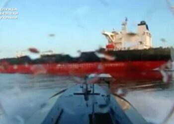 СБУ атаковала у Ялты танкер РФ: авиация не смогла остановить Sea Baby